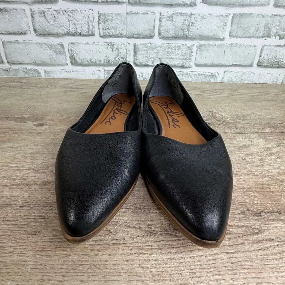 Zodiac Pointed Toe Black Leather Flats Size 8